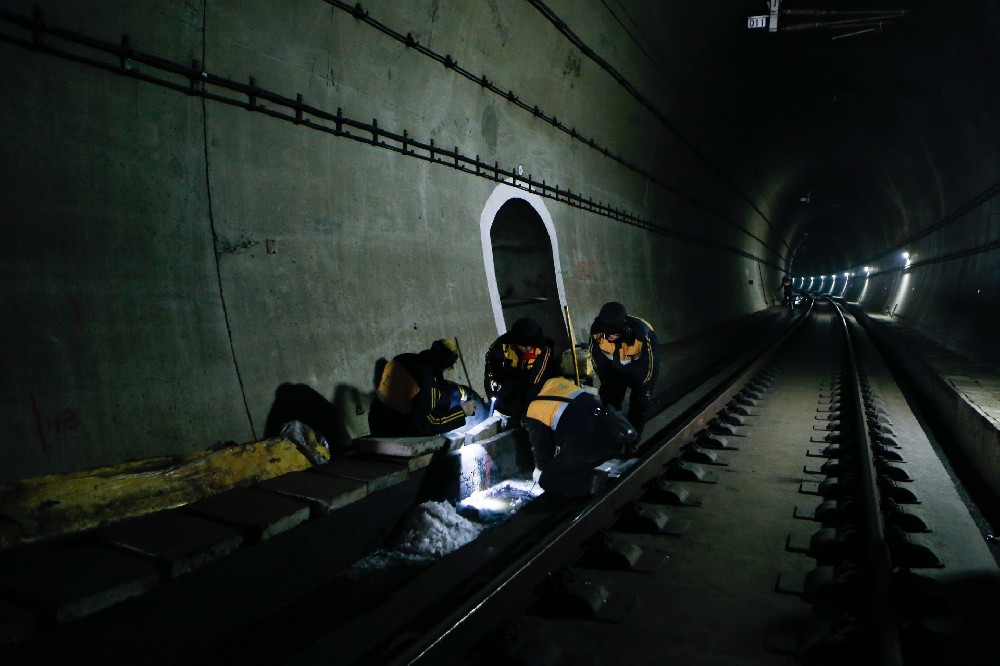 麻山铁路运营隧道病害现状